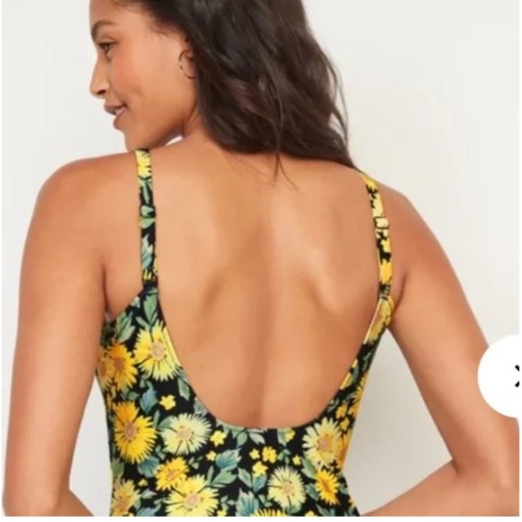 Old Navy Square Neck French Cut One Piece Swimsuit in Daisy Print - Picture 2 of 6